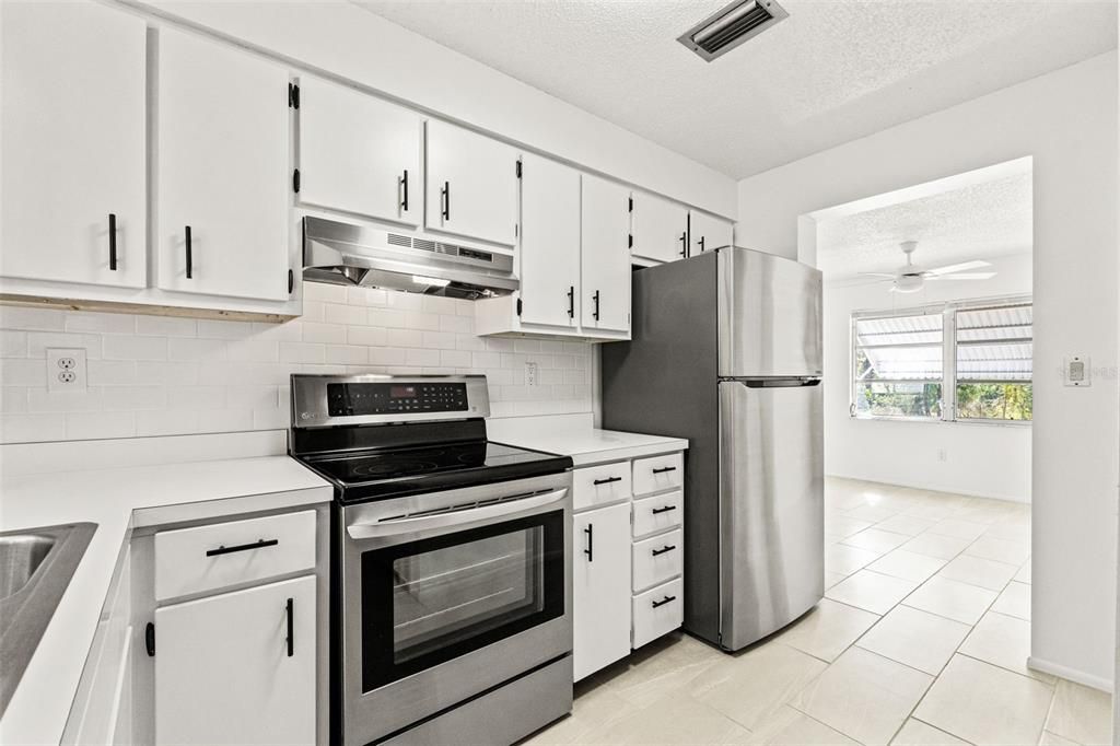 For Sale: $227,000 (2 beds, 1 baths, 1016 Square Feet)