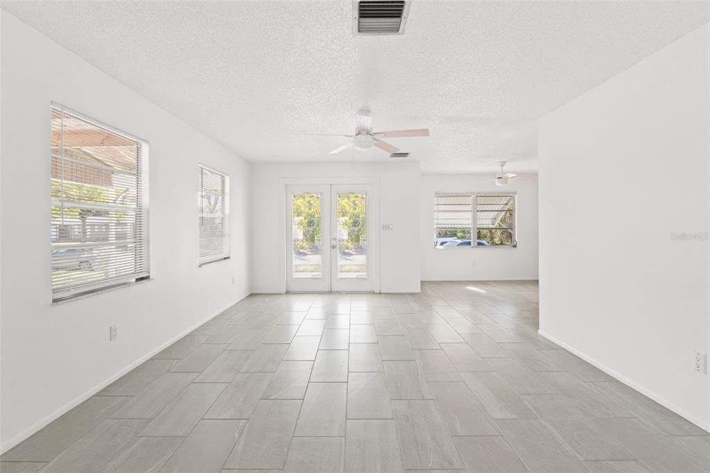 For Sale: $227,000 (2 beds, 1 baths, 1016 Square Feet)