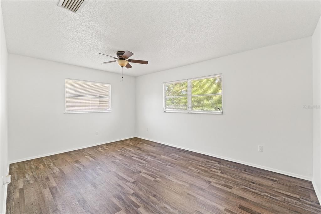 For Sale: $227,000 (2 beds, 1 baths, 1016 Square Feet)