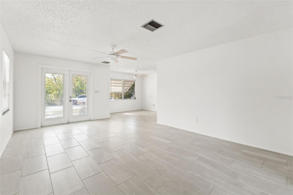 For Sale: $227,000 (2 beds, 1 baths, 1016 Square Feet)