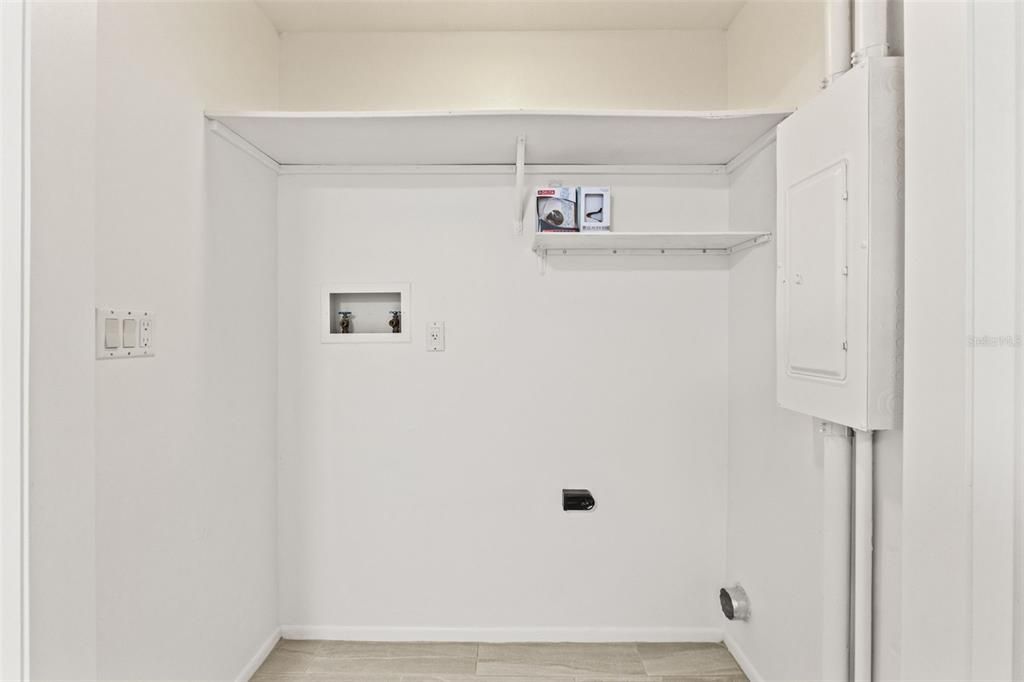 For Sale: $227,000 (2 beds, 1 baths, 1016 Square Feet)