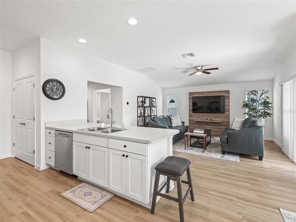 В аренду: $3,100 (3 спален, 2 ванн, 1451 Квадратных фут)