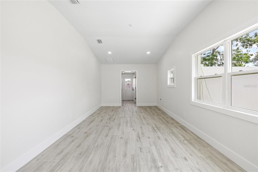 Под контрактом: $975,000 (0 спален, 0 ванн, 1928 Квадратных фут)