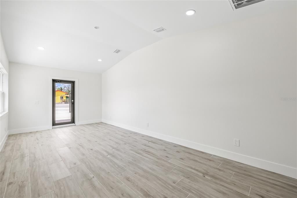 Под контрактом: $975,000 (0 спален, 0 ванн, 1928 Квадратных фут)