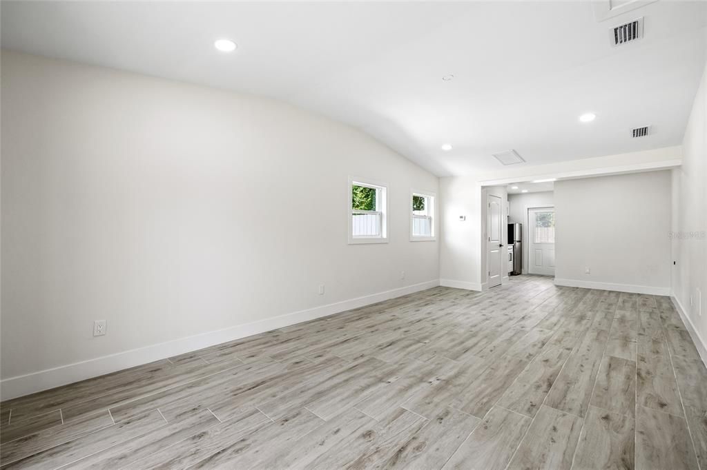 Под контрактом: $975,000 (0 спален, 0 ванн, 1928 Квадратных фут)