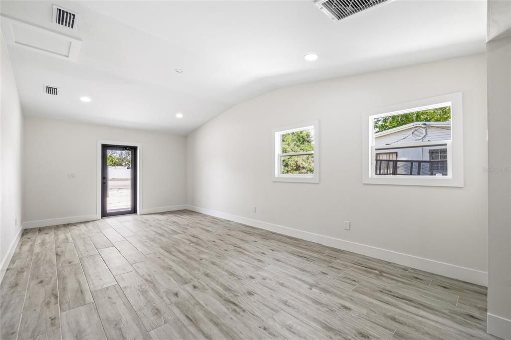 Под контрактом: $975,000 (0 спален, 0 ванн, 1928 Квадратных фут)