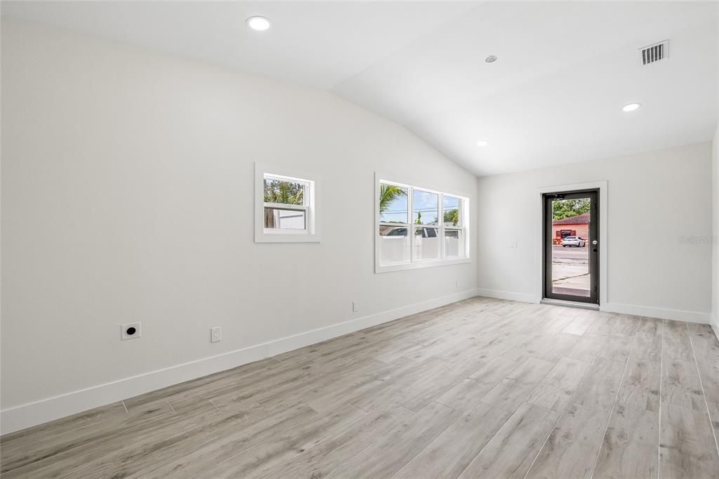 Под контрактом: $975,000 (0 спален, 0 ванн, 1928 Квадратных фут)