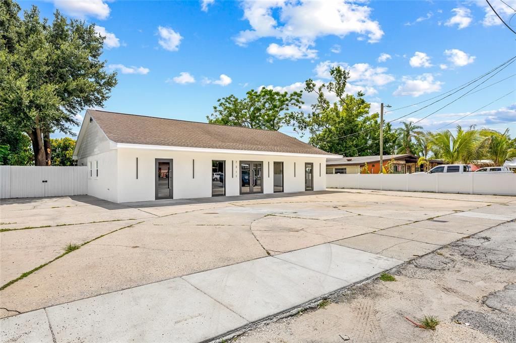 Под контрактом: $975,000 (0 спален, 0 ванн, 1928 Квадратных фут)