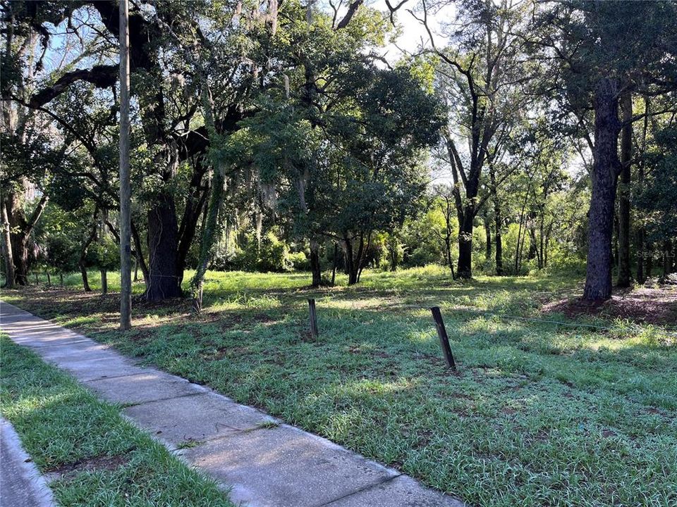 На продажу: $425,000 (1.57 acres)