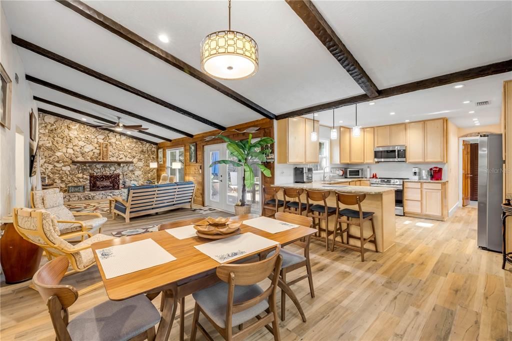 Под контрактом: $449,000 (3 спален, 2 ванн, 2109 Квадратных фут)