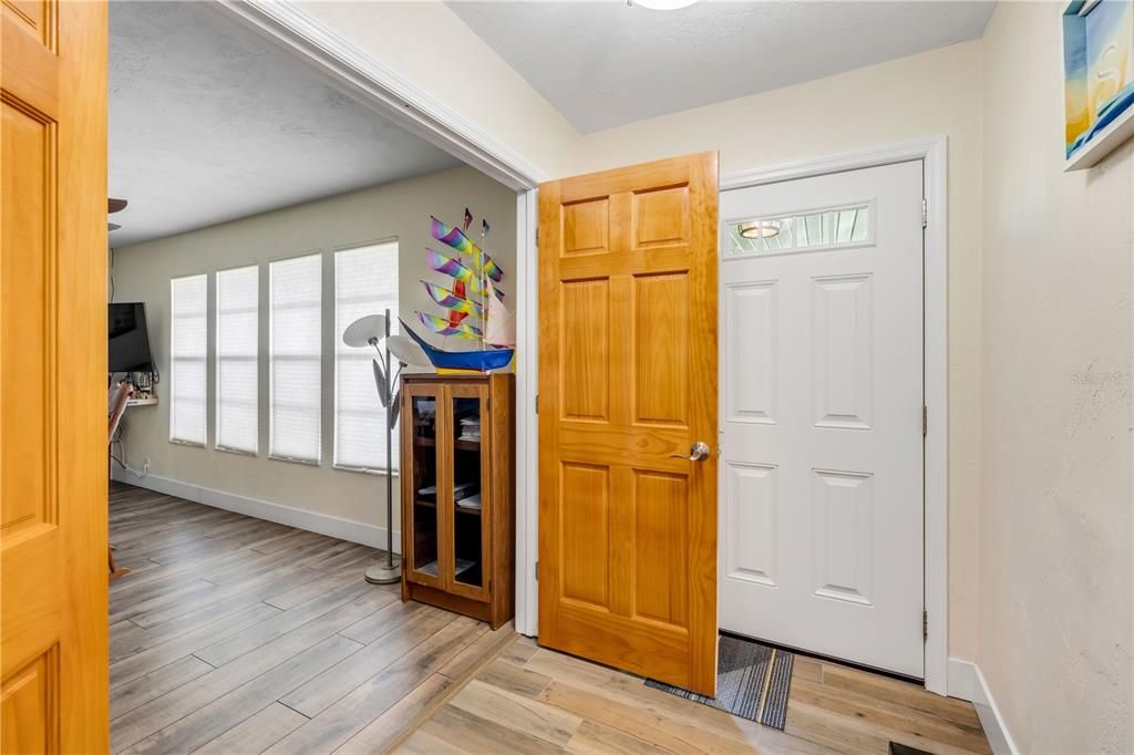 Под контрактом: $449,000 (3 спален, 2 ванн, 2109 Квадратных фут)