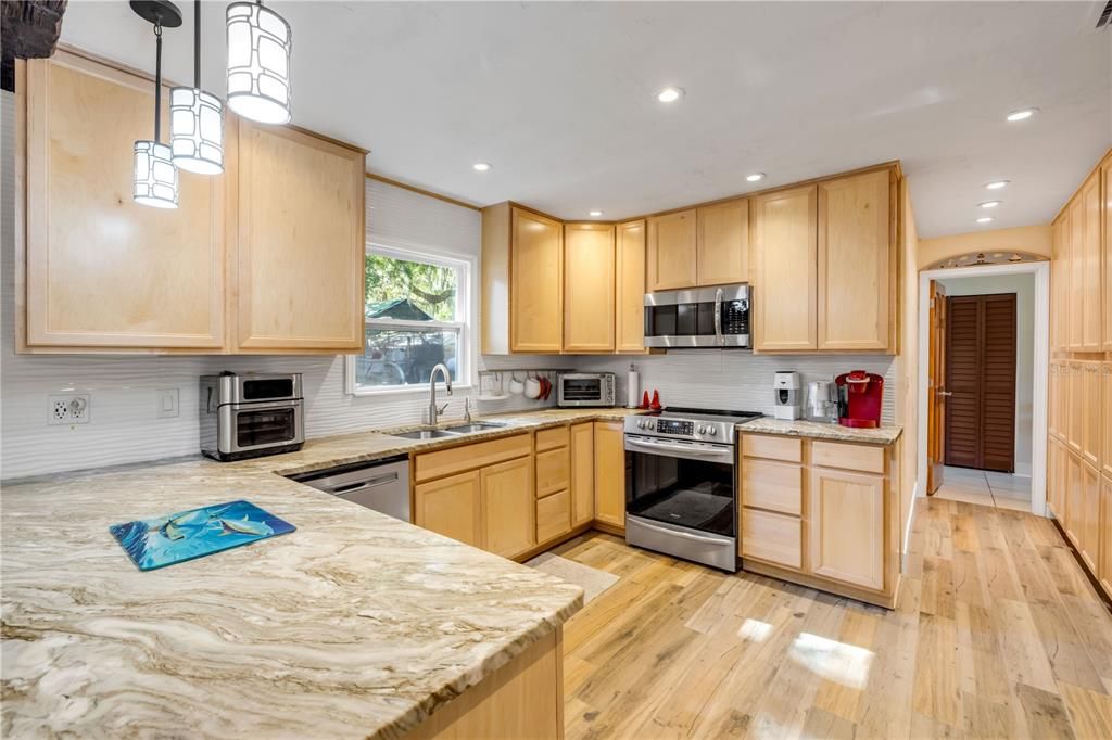 Под контрактом: $449,000 (3 спален, 2 ванн, 2109 Квадратных фут)