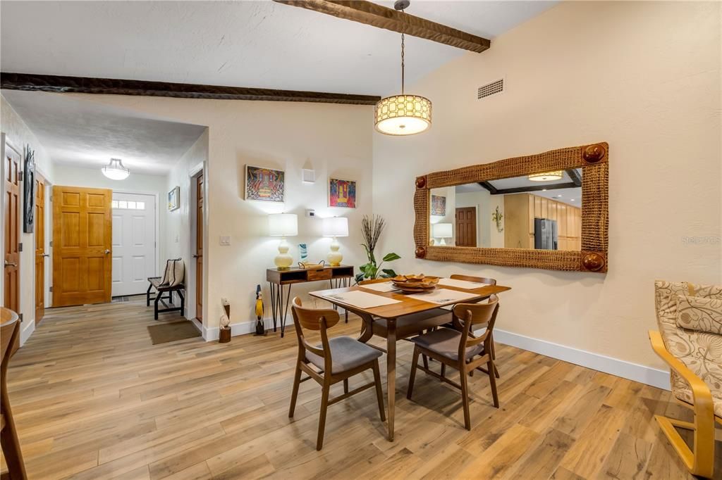 Под контрактом: $449,000 (3 спален, 2 ванн, 2109 Квадратных фут)