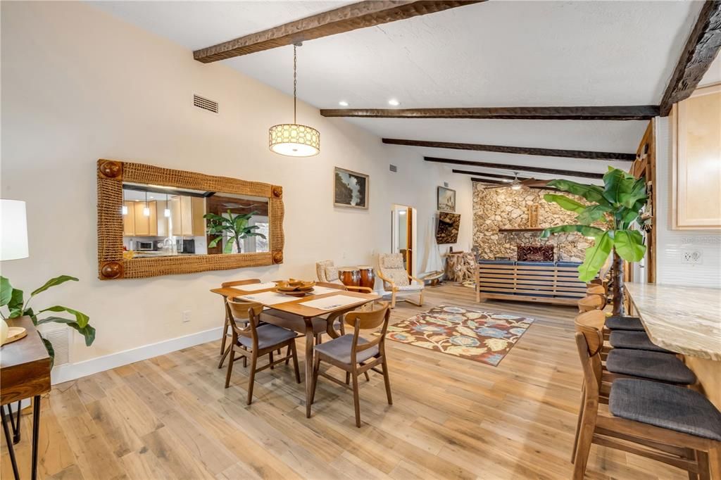 Под контрактом: $449,000 (3 спален, 2 ванн, 2109 Квадратных фут)