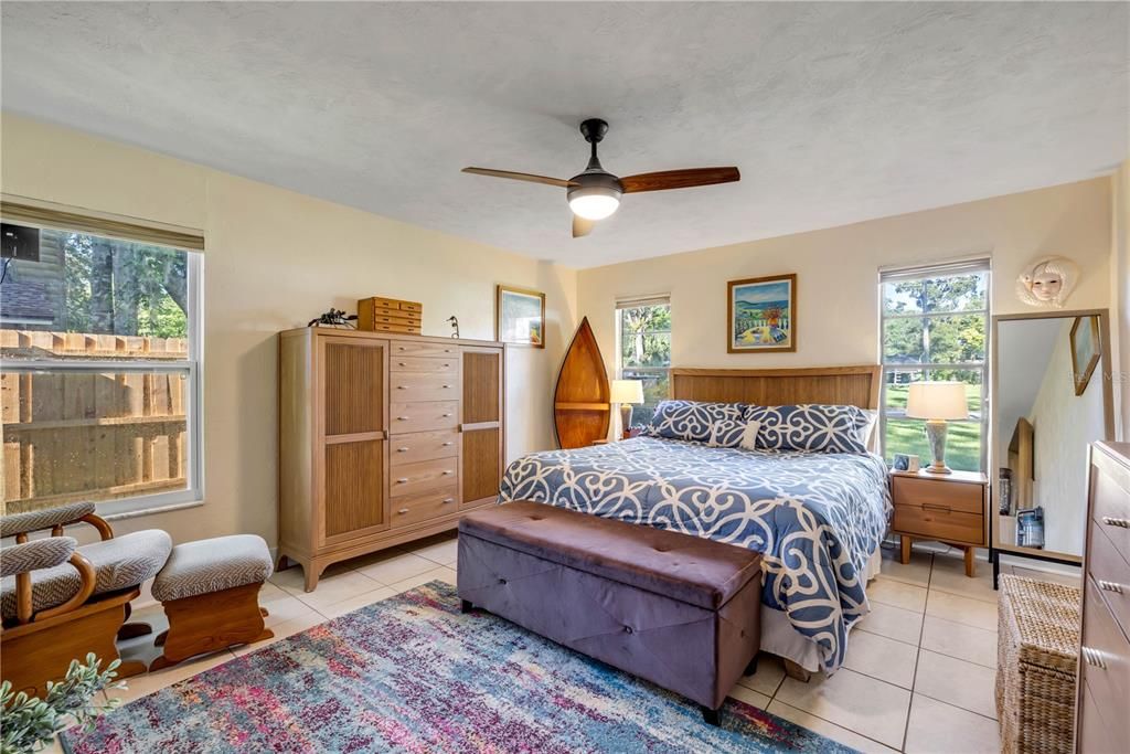 Под контрактом: $449,000 (3 спален, 2 ванн, 2109 Квадратных фут)