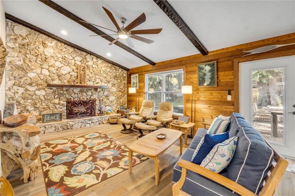 Под контрактом: $449,000 (3 спален, 2 ванн, 2109 Квадратных фут)