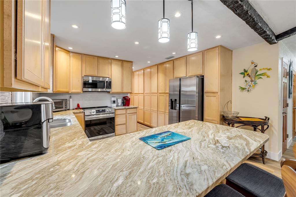 Под контрактом: $449,000 (3 спален, 2 ванн, 2109 Квадратных фут)