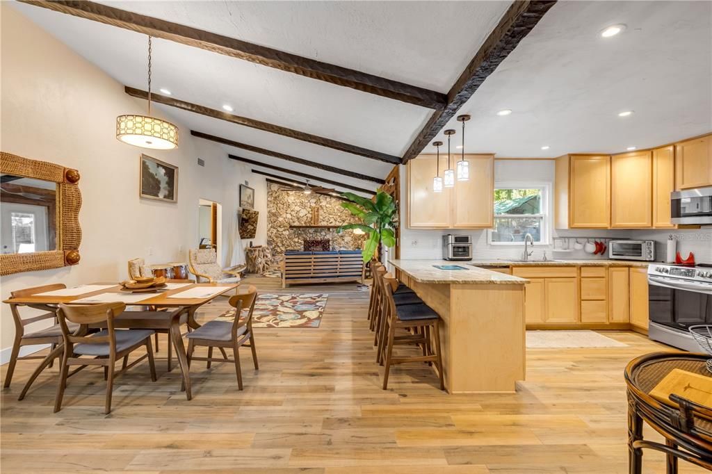 Под контрактом: $449,000 (3 спален, 2 ванн, 2109 Квадратных фут)