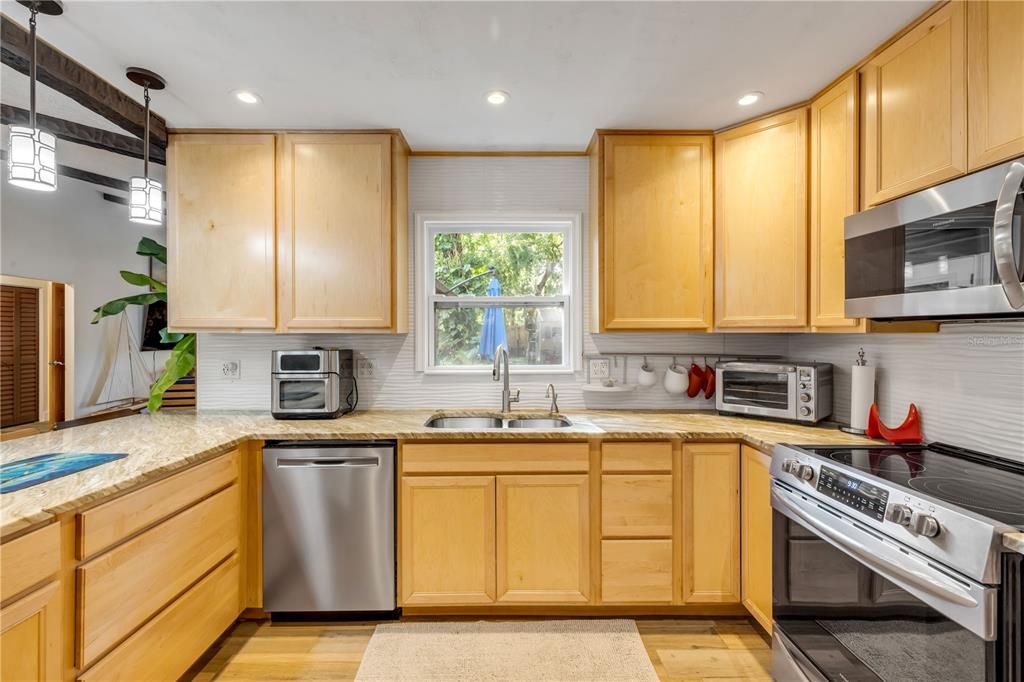 Под контрактом: $449,000 (3 спален, 2 ванн, 2109 Квадратных фут)