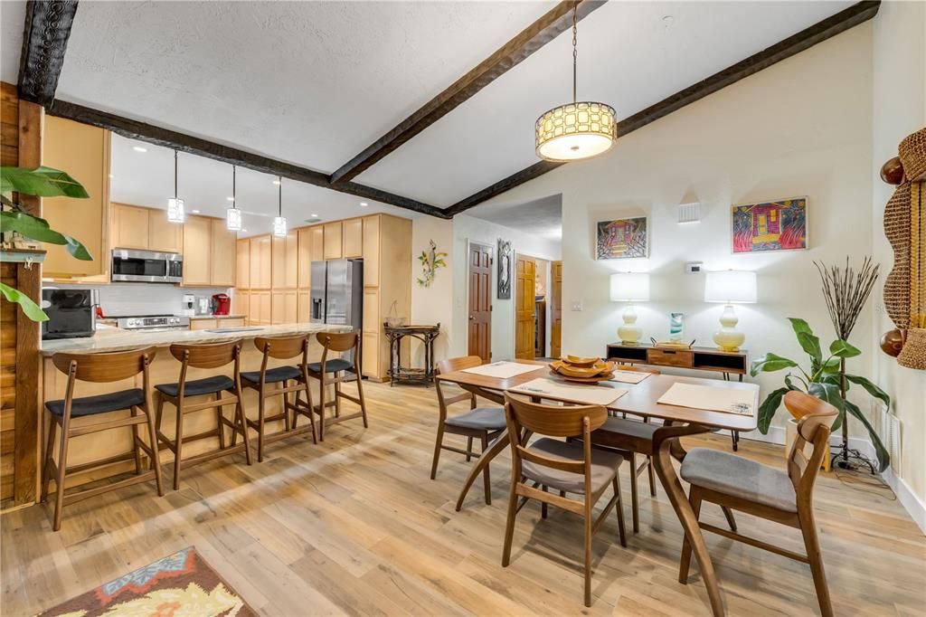 Под контрактом: $449,000 (3 спален, 2 ванн, 2109 Квадратных фут)