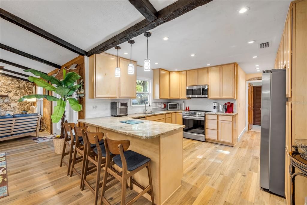 Под контрактом: $449,000 (3 спален, 2 ванн, 2109 Квадратных фут)