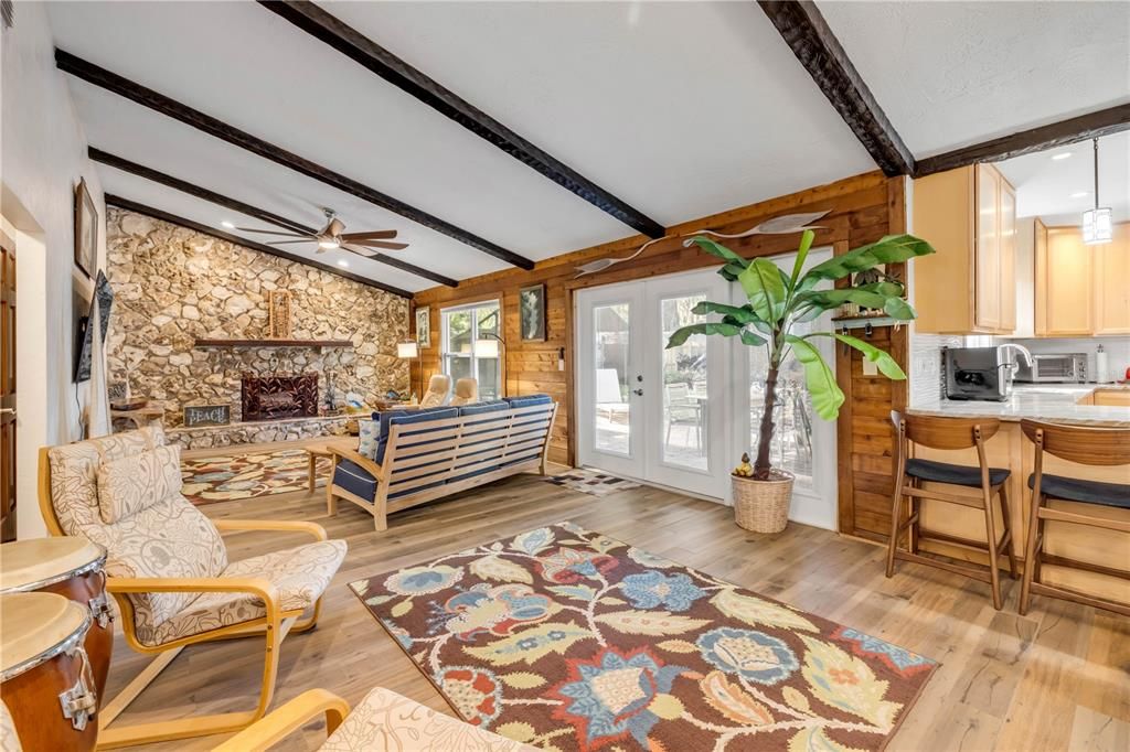 Под контрактом: $449,000 (3 спален, 2 ванн, 2109 Квадратных фут)