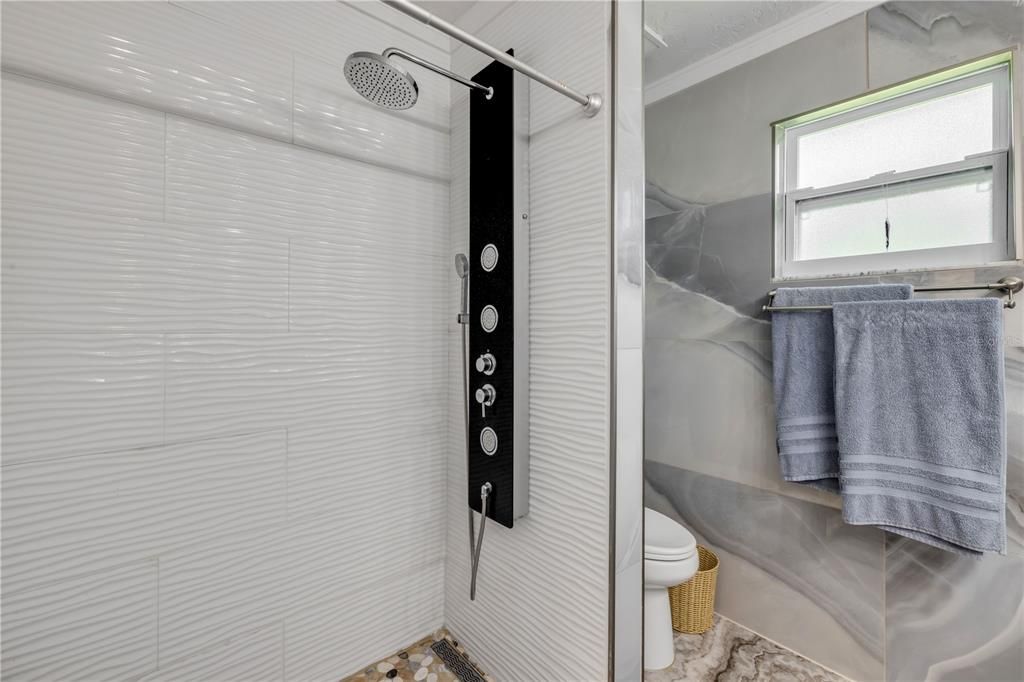 Под контрактом: $449,000 (3 спален, 2 ванн, 2109 Квадратных фут)