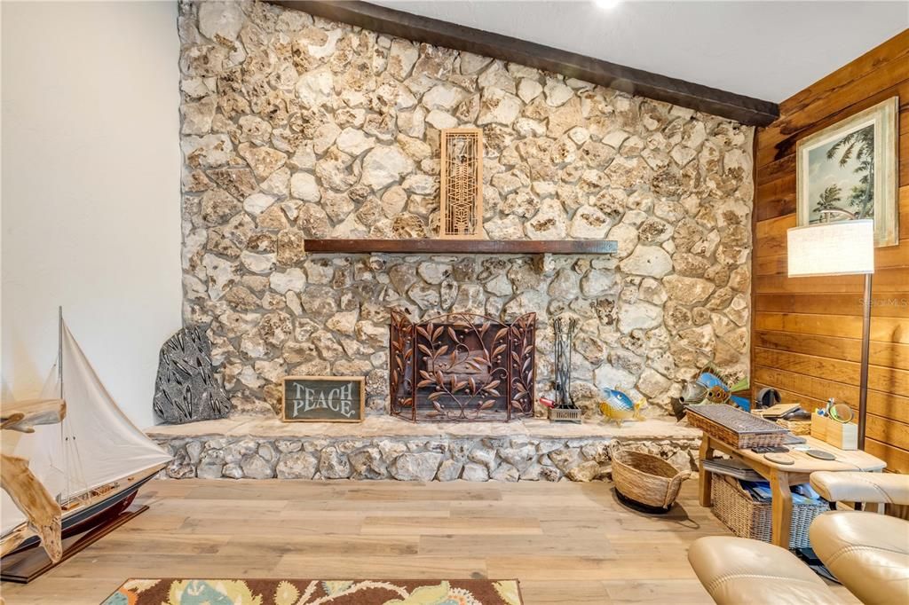 Под контрактом: $449,000 (3 спален, 2 ванн, 2109 Квадратных фут)