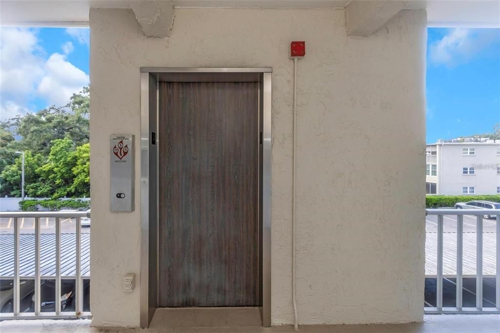 合同活跃: $1,600 (2 贝兹, 2 浴室, 927 平方英尺)