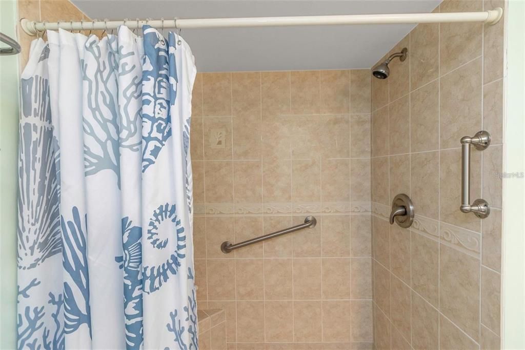 合同活跃: $1,600 (2 贝兹, 2 浴室, 927 平方英尺)