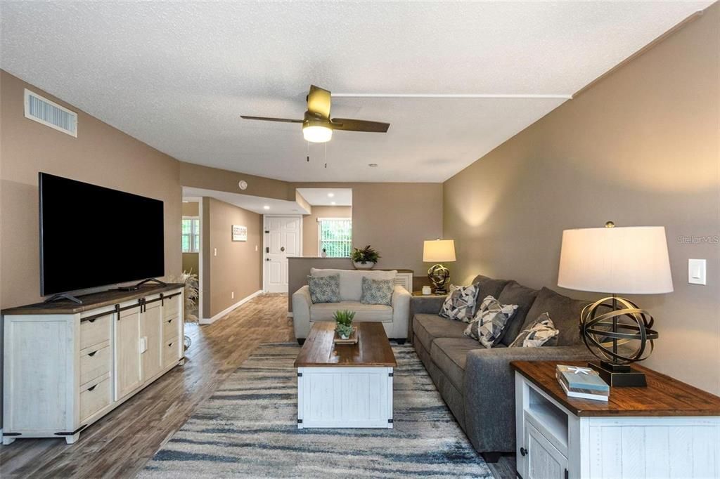 合同活跃: $1,600 (2 贝兹, 2 浴室, 927 平方英尺)