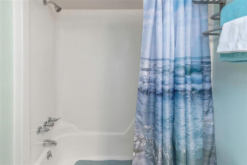 合同活跃: $1,600 (2 贝兹, 2 浴室, 927 平方英尺)