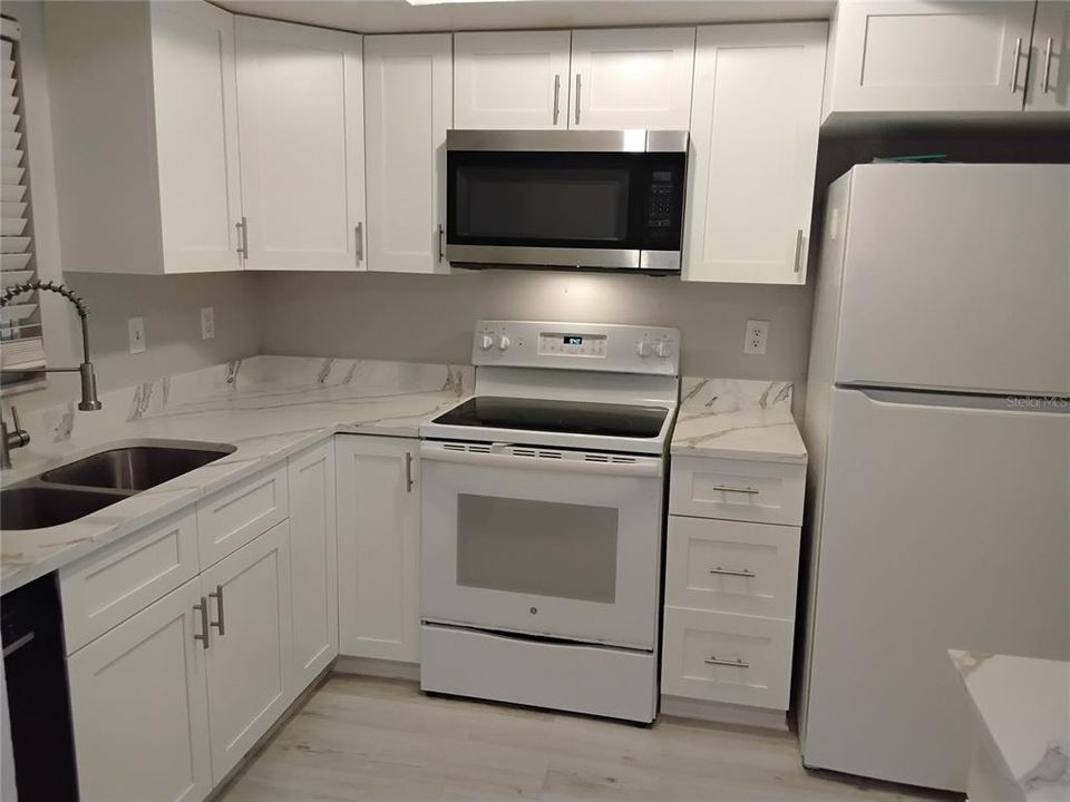 For Sale: $169,900 (2 beds, 2 baths, 840 Square Feet)