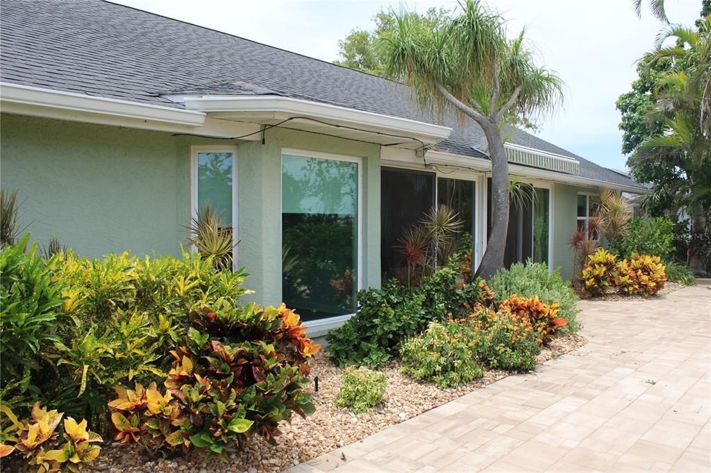 For Rent: $3,995 (3 beds, 2 baths, 2319 Square Feet)