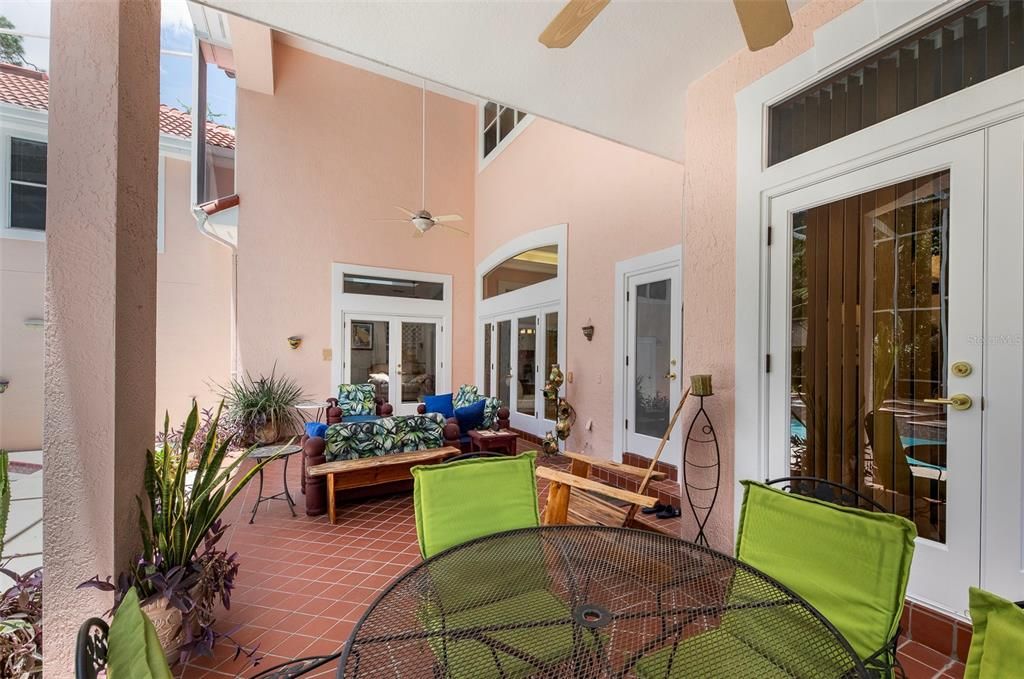 Activo con contrato: $1,159,000 (5 camas, 5 baños, 4468 Pies cuadrados)