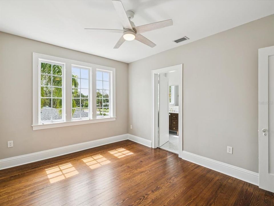 На продажу: $2,499,000 (5 спален, 3 ванн, 4239 Квадратных фут)