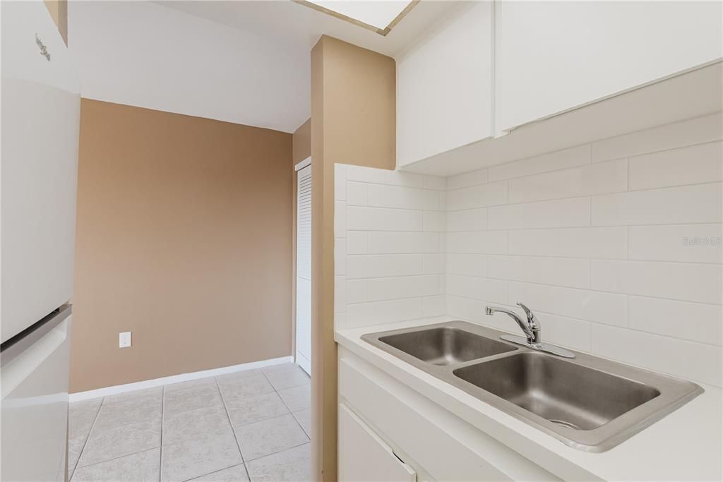 Active With Contract: $105,000 (1 beds, 1 baths, 653 Square Feet)
