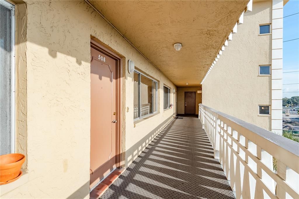 Active With Contract: $105,000 (1 beds, 1 baths, 653 Square Feet)