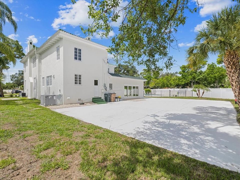 For Rent: $11,000 (5 beds, 3 baths, 4239 Square Feet)