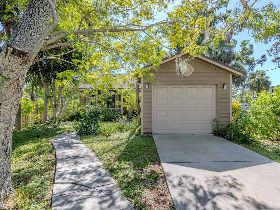 最近售出: $235,000 (2 贝兹, 1 浴室, 925 平方英尺)