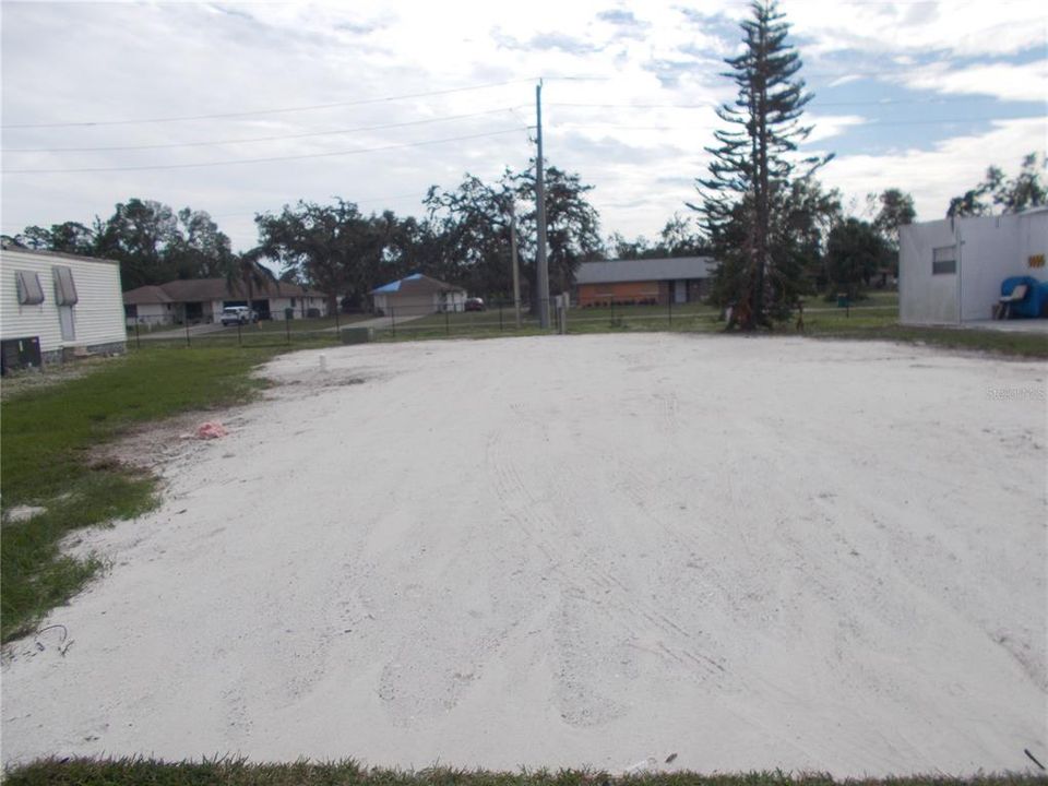 待售: $5,800 (0.10 acres)