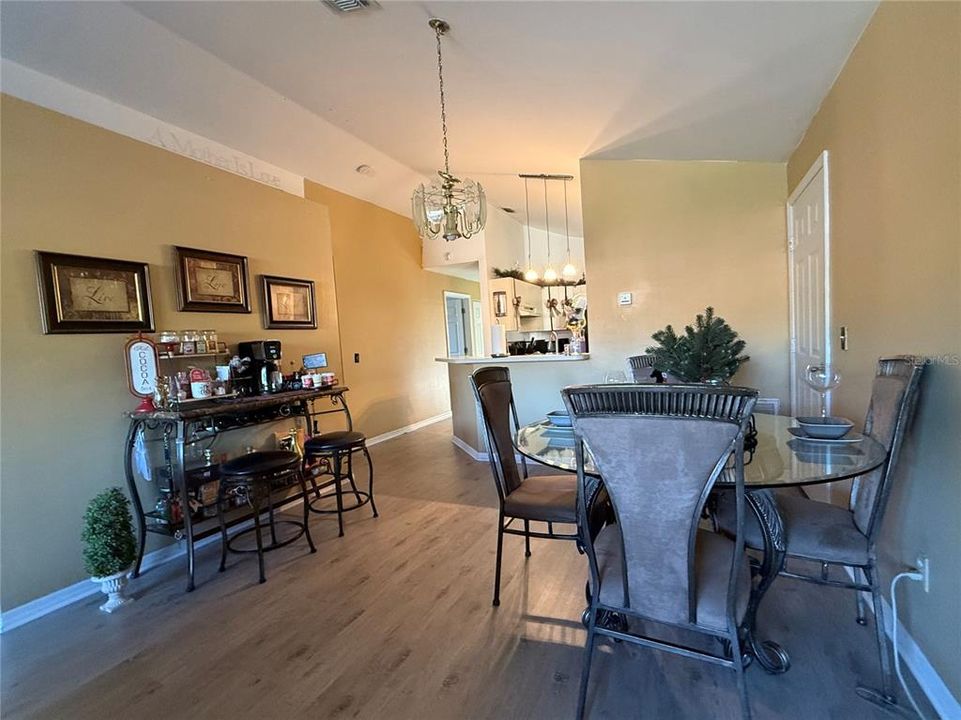 En Venta: $247,000 (3 camas, 2 baños, 1211 Pies cuadrados)