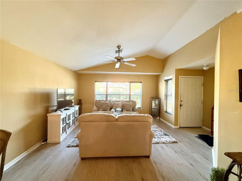 En Venta: $247,000 (3 camas, 2 baños, 1211 Pies cuadrados)