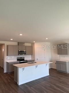 Под контрактом: $364,990 (4 спален, 2 ванн, 1828 Квадратных фут)