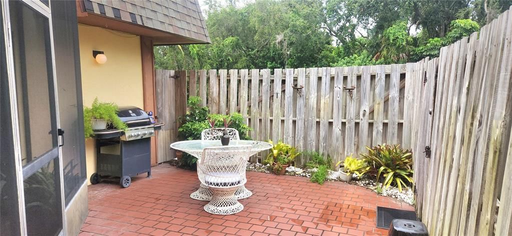 Activo con contrato: $275,000 (2 camas, 2 baños, 1328 Pies cuadrados)