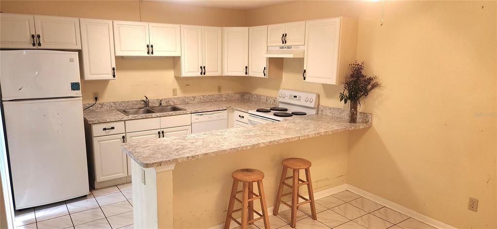 Activo con contrato: $275,000 (2 camas, 2 baños, 1328 Pies cuadrados)