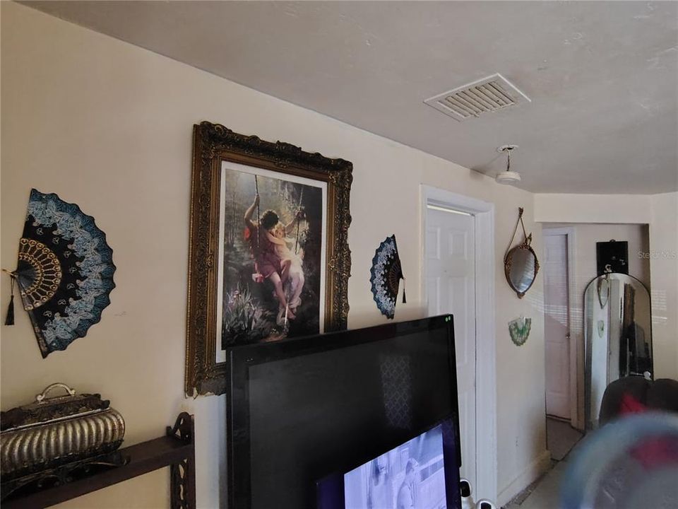 合同活跃: $200,000 (2 贝兹, 1 浴室, 797 平方英尺)