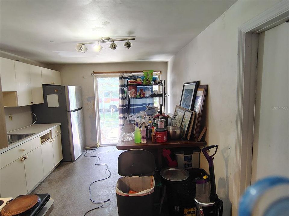 合同活跃: $200,000 (2 贝兹, 1 浴室, 797 平方英尺)