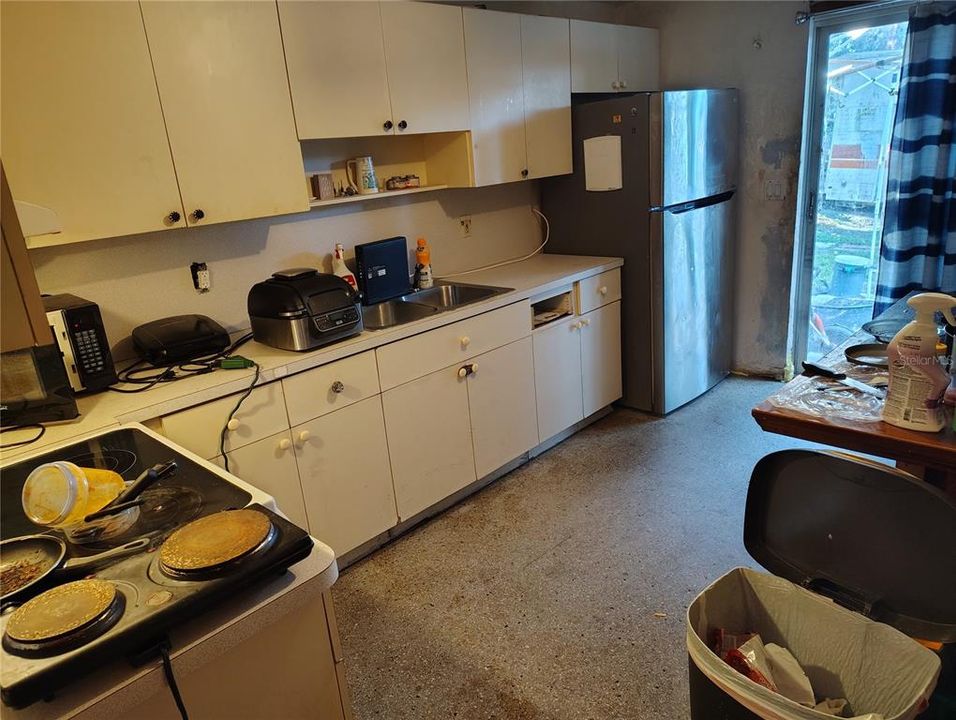 合同活跃: $200,000 (2 贝兹, 1 浴室, 797 平方英尺)