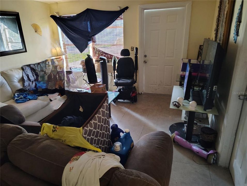 合同活跃: $200,000 (2 贝兹, 1 浴室, 797 平方英尺)